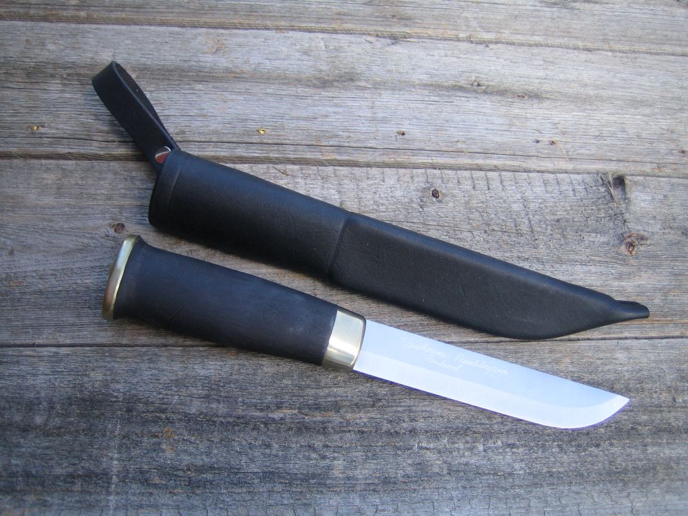 Keskikoinen leuku, tuote 1105, musta kahva ja tuppi, terä 145 mm, ruostumaton teräs