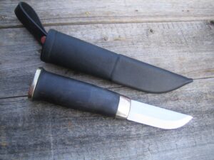 Eräpuukko, tuote 906, terä 90 mm, ruostumaton terä, musta kahva ja tuppi - Kuva 1