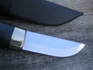 Eräpuukko, tuote 906, terä 90 mm, ruostumaton terä, musta kahva ja tuppi - Kuva 2