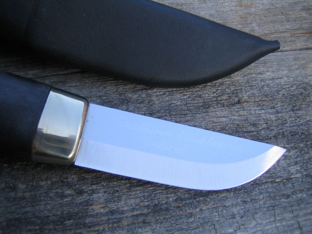 Eräpuukko, tuote 906, terä 90 mm, ruostumaton terä, musta kahva ja tuppi